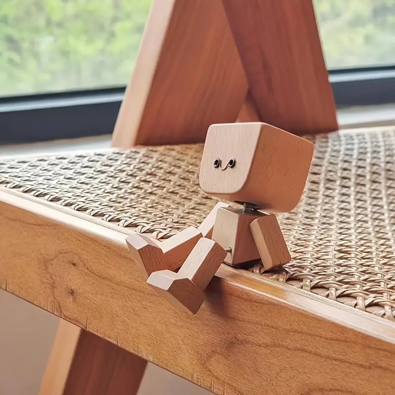 Charmig liten träfigur som gungar fram och tillbaka