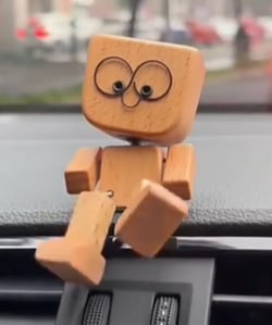 Charmig liten träfigur som gungar fram och tillbaka