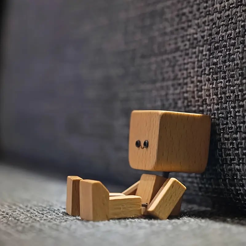 Charmig liten träfigur som gungar fram och tillbaka