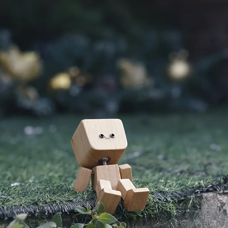 Charmig liten träfigur som gungar fram och tillbaka