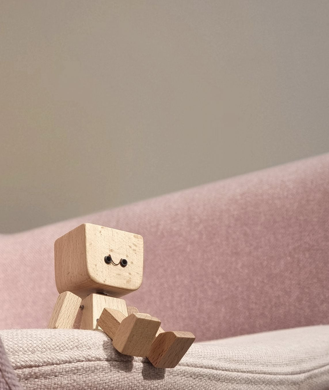 Charmig liten träfigur som gungar fram och tillbaka