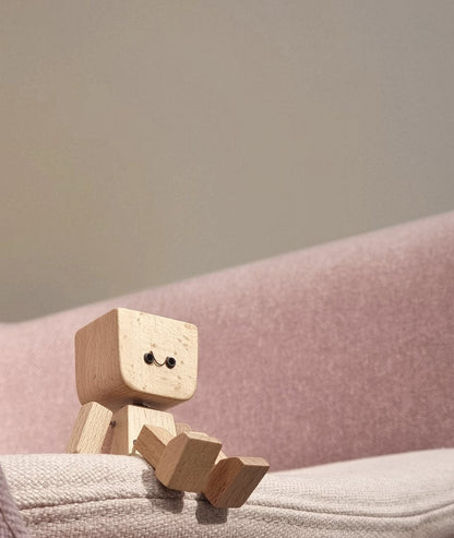 Charmig liten träfigur som gungar fram och tillbaka